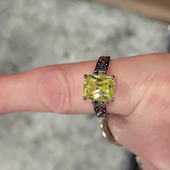 Lia Sophia "Appletini" Cocktail Ring - Picture 2 of 2